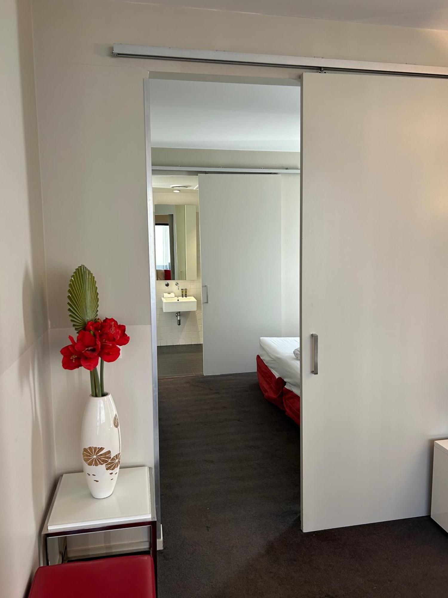 Adele Apartment Hotel East Melbourne Bagian luar foto